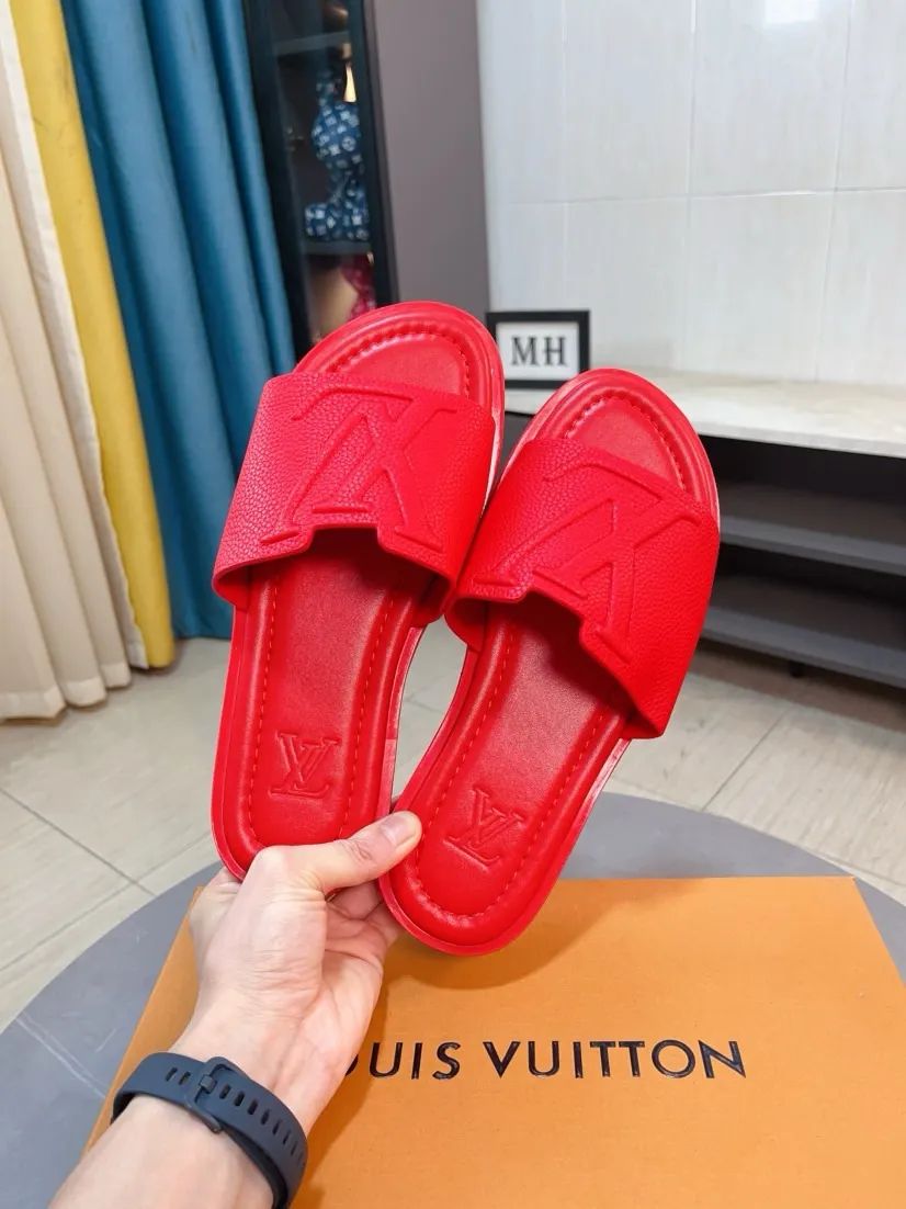 Men's shoes 💰300🌸🌸LV Ordinary men's spring and summer slippers, uppers imported from Italy, cowhide fabric, logo graphics, high-quality craftsmanship, soles: original soles specially provided by the original factory, exclusive movable molded soles super comfortable, original factory single goods, 🔍🔍high quality, you can enter and exit the counter at will, welcome to compare, size 38-45